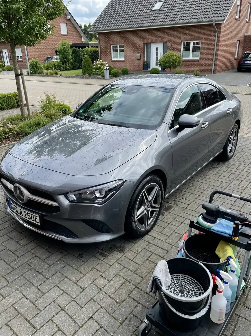 Aufbereiteter grauer Mercedes nach einer mobilen Außenpflege in Hamburg